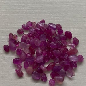 Natürlicher, unbehandelter Rubin aus burmesischen Minen, 18 Karat, wunderschöner, natürlicher Rubin-Edelstein, Rohmineral, kleine Größe (mm).