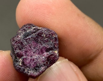 Sehr seltenes Natürliches unbeheiztes Einzelstück Hexagon Schimmer Design 31 Karat 14x13mm seidiger Glanz Rubin roh