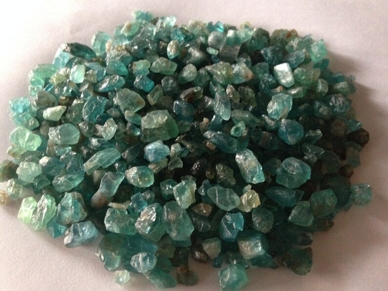 Apatite raw gem  crystals minerals gem raw 4mm to 15x11 100 pcscrystals reiki healing gemstones