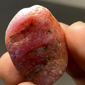 Zeldzame natuurlijke robijn ruwe karaat prachtige natuurlijke onverwarmde onbehandelde robijn ideaal voor investering enorm robijn enkelstuk