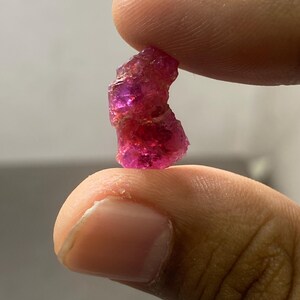 Rubi natural raro, bruto, 5,70 quilates, 18,5 x 9,9 mm. Lindo rubi natural, não aquecido e não tratado, ideal para investimento. Peça única de rubi enorme.