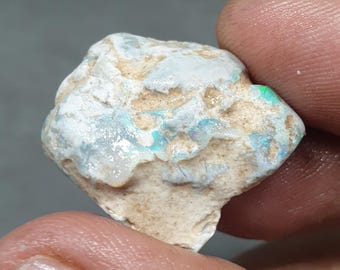 天然オーストラリア産オパール原石 3.6 カラット、花火のような虹色に