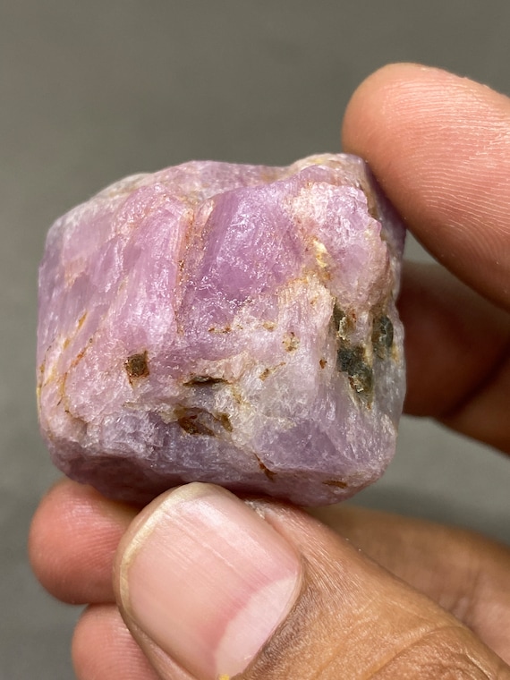 希少な巨大な天然非加熱未処理ピンクサファイア原石重量333カラット