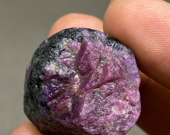 Sehr seltenes naturbelassenes rohes Einzelstück Hexagon 188 Karat 28x22mm Rubin roh mit schwarzer Erde