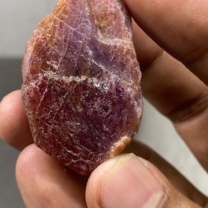 Rubí natural raro, sin calentar ni tratar, en bruto, piedra preciosa, peso en bruto 267 quilates, 46 x 20 mm, rubí en bruto sin calentar.