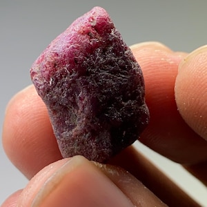 Erstaunlicher natürlicher nicht erhitzter Rubin Rohedelstein Rohedelstein Rubin Rohgewicht 46 Karat 18 x 13 mm Rubin Roh Rubin Heilstein