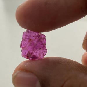 Zeldzame natuurlijke mozambikaanse robijn onbewerkt 2,60 karaat 14,5 x 11 mm natuurlijke, onverwarmde onbehandelde robijn, enkelstuks