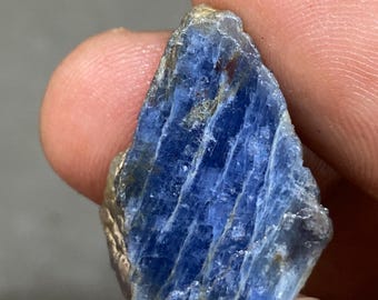 非常に希少な天然ブルーサファイア原石 148 カラット 43 x 23 mm 天然