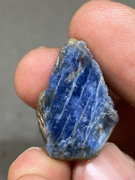 非常に珍しい天然ブルーサファイア原石 44.25 カラット 26 x 18 mm