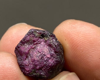 Seltene Natürliche nicht erhitzte Rubin Roh Rubin Einzelstück Hexagon Design 23 Karat 15 x 13 mm seidig glänzend Rubin Rohstein