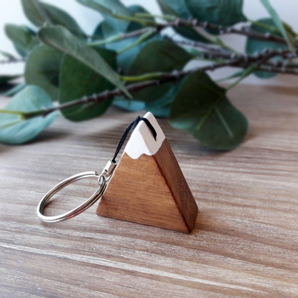 Porte-clés avec montagne en bois, Cadeau pour les voyageurs et les amoureux de la nature de style scandinave et minimaliste