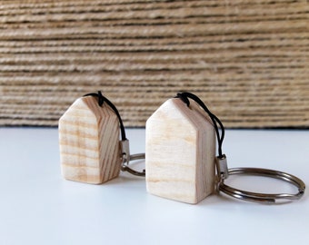 Minimalist wooden house keychain. Handmade scandinavian style gift for mom. Original groomsmen gifts. Nordic style wedding favors.