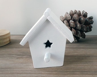 Mini houten huis voor vogels ideaal als Scandinavische decoratie voor de babykamer of een kinderkamer. Kerst Special