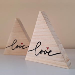 Montagna "Love" in legno incisa, regalo personalizzato per viaggiatori e amanti della natura, dettaglio rustico e minimalista