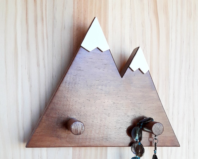 Perchero de pared de madera con forma de montaña. Percha infantil de estilo nórdico. Regalo minimalista para mamás senderistas y aventureras imagen 3