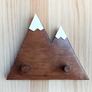 Perchero de pared de madera con forma de montaña. Percha infantil de estilo nórdico. Regalo minimalista para mamás senderistas y aventureras imagen 4