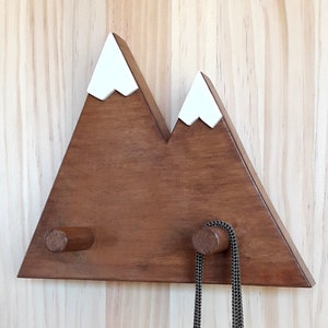 Perchero de pared de madera con forma de montaña. Percha infantil de estilo nórdico. Regalo minimalista para mamás senderistas y aventureras imagen 2