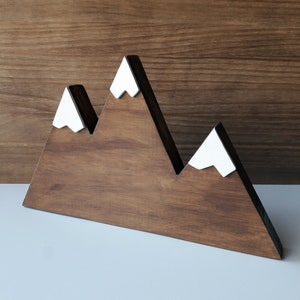 Houten berg met sneeuw, minimalistische Scandinavische stijldecoratie, Scandinavische, rustieke en natuurlijke decoratie afbeelding 3