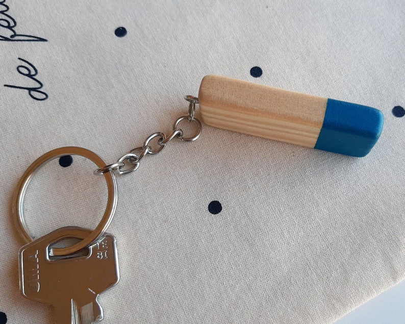 Customized wood keyring in minimalist design and Scandinavian style, Ideal as a birthday gift for him or her image 3