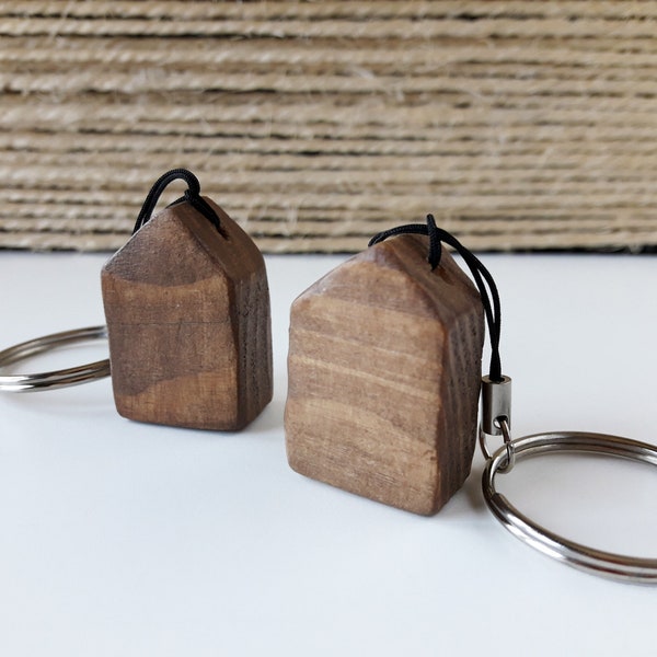 Mini porte-clés en forme de maison de style scandinave. Portallaves en bois faits à la main. Cadeau original pour maman style nordique.