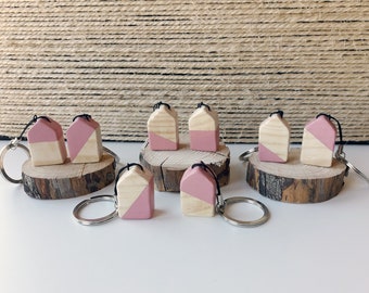 Wooden keychains in the shape of a pastel pink house, Original Nordic style portallaves, Handmade wooden houses for mom