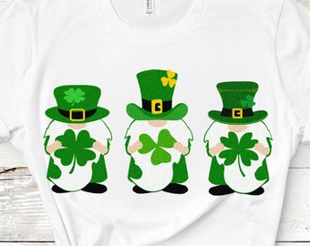 St Patrick's dag SVG, drie kabouters houden klaver SVG, Tomte, Nisse St Pattys dag SVG, Saint Paddys shirt ontwerp, Ierse SVG, EPS DXF clipart