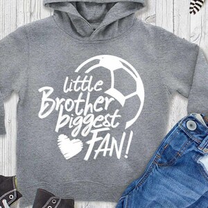 Kleiner Bruder SVG Fußball SVG Größter Fan druckbare Sublimationsshirt Design Fußball Sportmannschaft Sibling Cut File Sis Brother Shirt