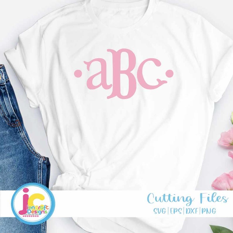 Może przedstawiać: Biała koszulka z r&oacute;żowym wzorem monogramu, kt&oacute;ry brzmi "aBc" w ozdobnym kroju pisma.