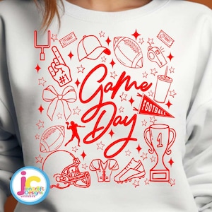 Puede incluir: Sudadera blanca con un diseño rojo de "Game Day". El diseño incluye balones de fútbol, un casco, un trofeo y otros iconos deportivos. El diseño está rodeado de estrellas rojas y otros iconos deportivos.