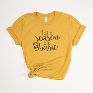 Camiseta divertida con especias de calabaza – Camiseta gráfica de otoño Bella Canvas Unisex – Es la temporada para ser un café con leche básico Heather mustard