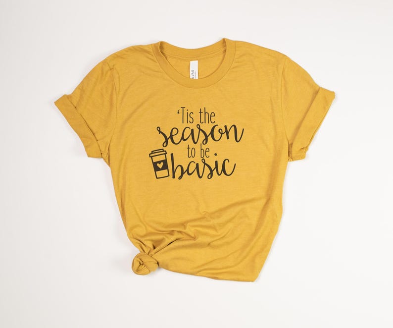 Camiseta divertida con especias de calabaza – Camiseta gráfica de otoño Bella Canvas Unisex – Es la temporada para ser un café con leche básico Heather mustard
