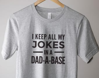 Camiseta Dad-A-Base • Camiseta divertida para papá tecnológico • Camiseta unisex premium para el Día del Padre • Camiseta de broma para papá • Regalo nerd para papá • Camiseta de broma de informática