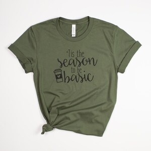 Camiseta divertida con especias de calabaza – Camiseta gráfica de otoño Bella Canvas Unisex – Es la temporada para ser un café con leche básico Military green
