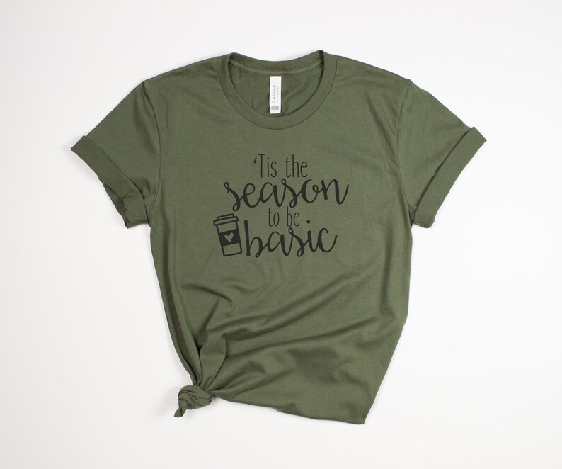 Camiseta divertida con especias de calabaza – Camiseta gráfica de otoño Bella Canvas Unisex – Es la temporada para ser un café con leche básico Military green