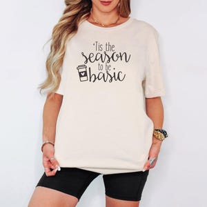 Camiseta divertida con especias de calabaza – Camiseta gráfica de otoño Bella Canvas Unisex – Es la temporada para ser un café con leche básico Natural