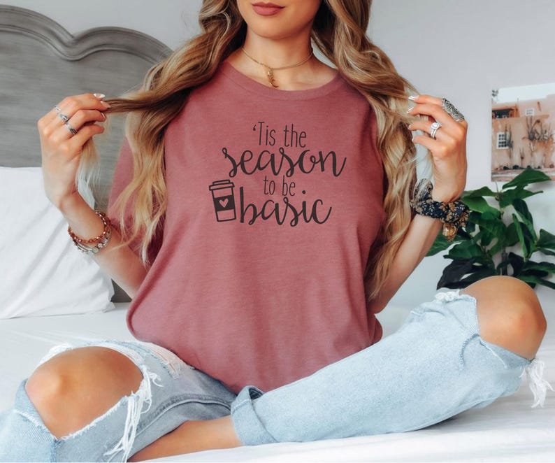 Camiseta divertida con especias de calabaza – Camiseta gráfica de otoño Bella Canvas Unisex – Es la temporada para ser un café con leche básico imagen 7