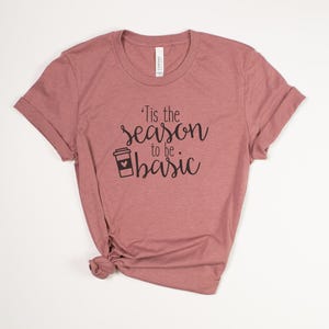 Camiseta divertida con especias de calabaza – Camiseta gráfica de otoño Bella Canvas Unisex – Es la temporada para ser un café con leche básico Heather mauve