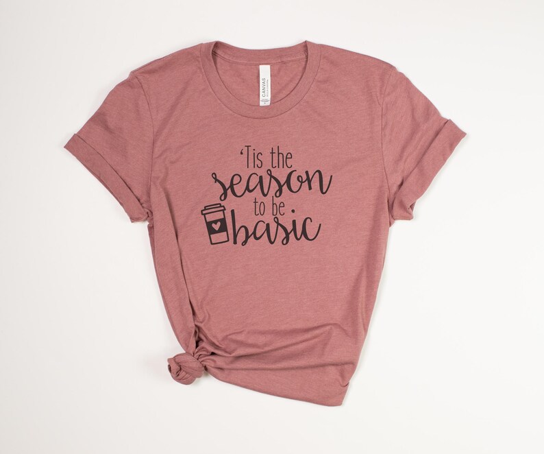 Camiseta divertida con especias de calabaza – Camiseta gráfica de otoño Bella Canvas Unisex – Es la temporada para ser un café con leche básico Heather mauve