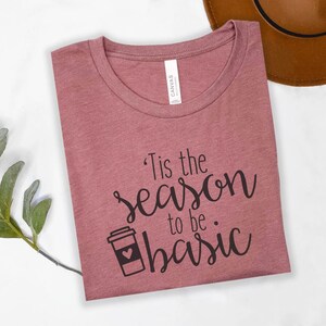 Camiseta divertida con especias de calabaza – Camiseta gráfica de otoño Bella Canvas Unisex – Es la temporada para ser un café con leche básico imagen 2
