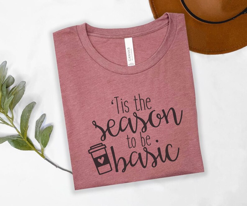 Camiseta divertida con especias de calabaza – Camiseta gráfica de otoño Bella Canvas Unisex – Es la temporada para ser un café con leche básico imagen 2