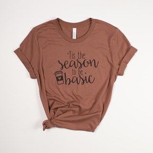 Camiseta divertida con especias de calabaza – Camiseta gráfica de otoño Bella Canvas Unisex – Es la temporada para ser un café con leche básico Chestnut