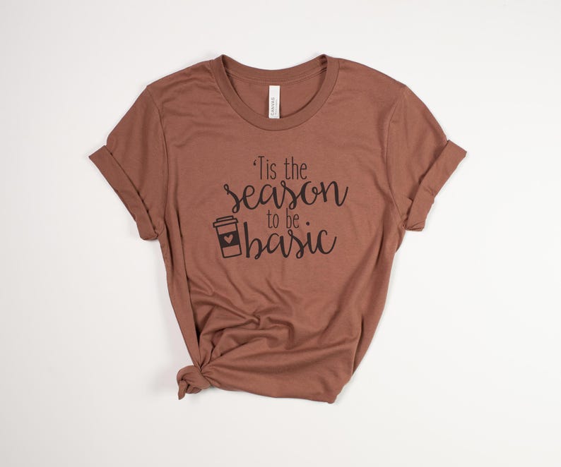 Camiseta divertida con especias de calabaza – Camiseta gráfica de otoño Bella Canvas Unisex – Es la temporada para ser un café con leche básico Chestnut