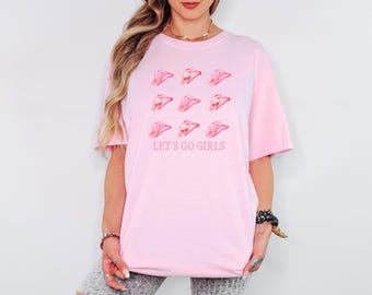 レッツゴーガールズシャツ - ナッシュビル旅行のためのウエスタンバチェロレッテTシャツ、カウガールハットグラフィック、カントリーパーティーシャツ、オーバーサイズの快適な色