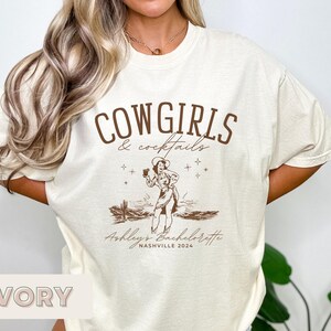Cowgirls och Cocktails-T-shirt – Western Möhippa-T-shirt – Vintage Cowgirl-ökendesign – Anpassat namn, datum, plats