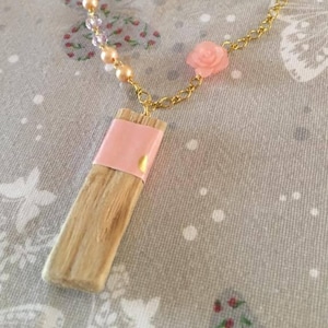 Collana con ciondolo in legno, con perline e rosa - Necklace with wooden pendant, with beads and pink
