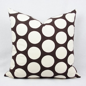 Housse d’oreiller en coton brun et crème Big Polka Dot, 16 x 16 pouces housse d’oreiller, oreiller jetable, oreiller d’accent, oreiller de chambre d’enfant, oreiller de chambre d’enfant