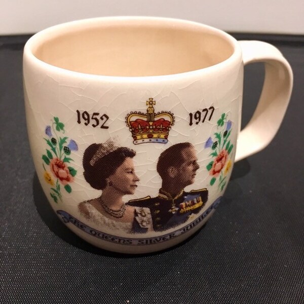 Vintage Queen Elizabeth  II Silver Jubilee Mug