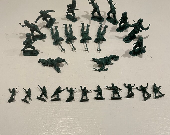 Vintage Army Men Large and Small Figures (plastic) (D5)