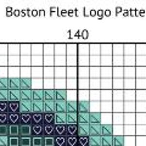Può includere: Una sezione di un modello a punto croce con il testo "Boston Fleet Logo Pattern" in alto. Il motivo presenta un design geometrico nei toni del verde acqua, blu navy e bianco, con forme di cuore e triangolo.