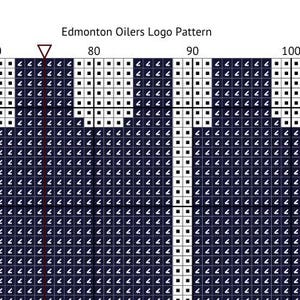 Op de afbeelding: Een kruissteekpatroon met het logo van de Edmonton Oilers. Het ontwerp maakt gebruik van een raster van donkerblauwe en witte vierkanten om de vorm van het logo te creëren. De tekst "Edmonton Oilers Logo Pattern" staat bovenaan.